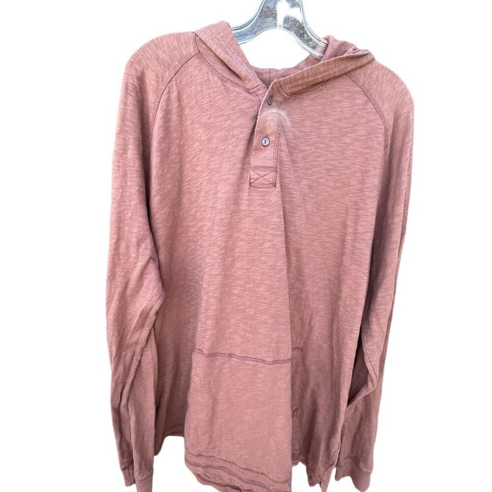 Men’s size XL Wrangler hooded Henley knit shirt in mauve.